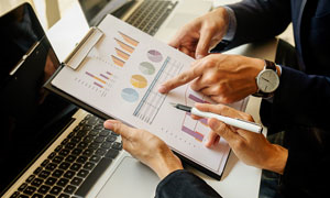 نرم افزار مدیریت کلینیک همان CIS است؟